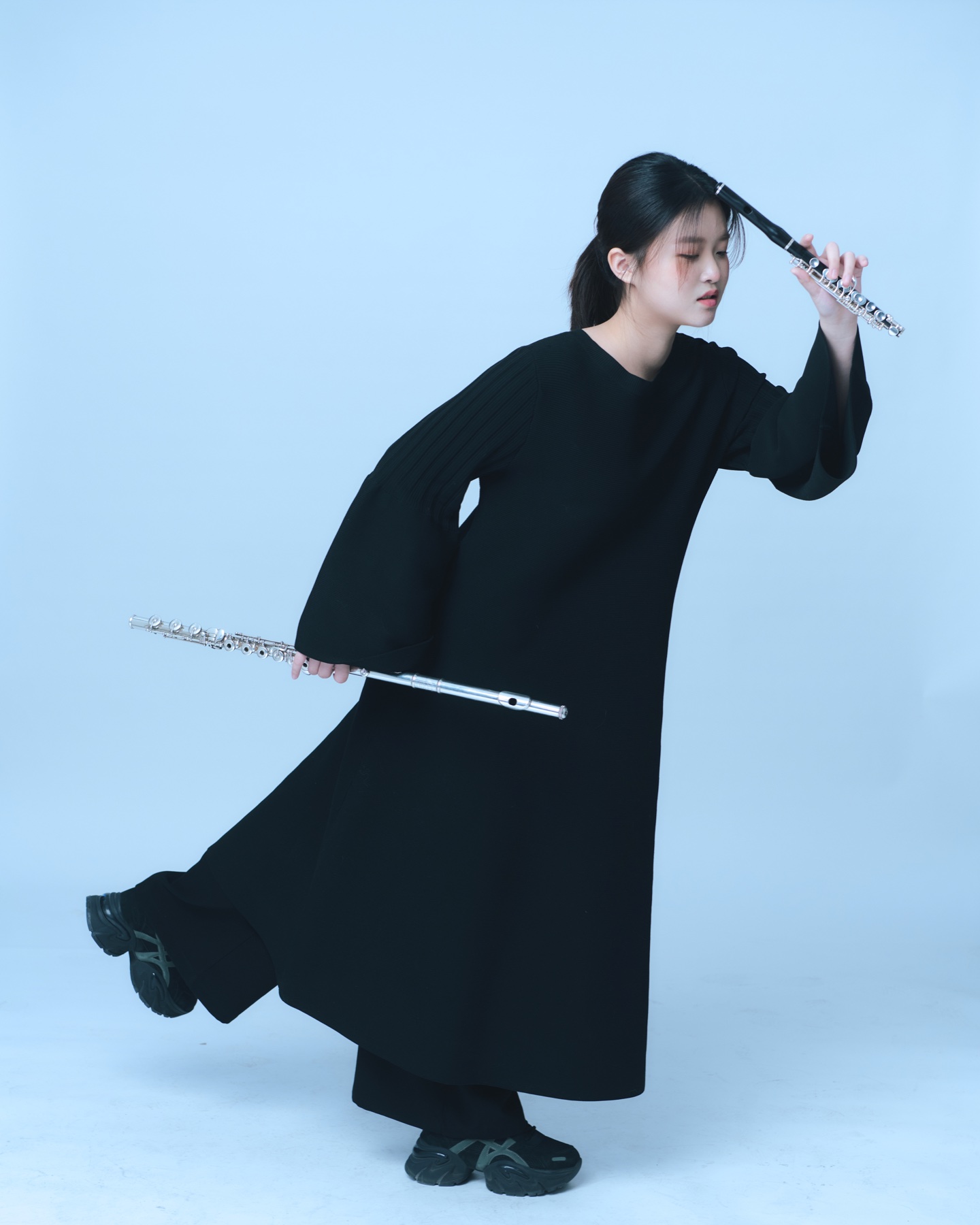 Schuwen Zheng holding two flutes
