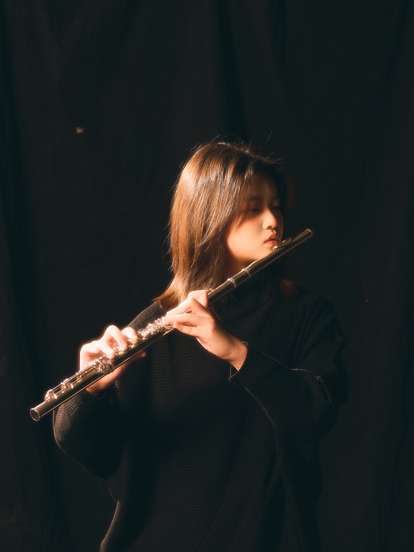 Schuwen Zheng playing the flute